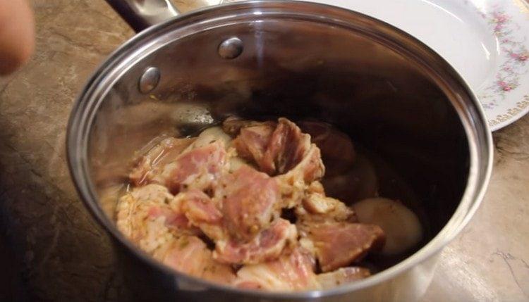 Aggiungi le cipolle, mescola tutto e lascia marinare la carne.