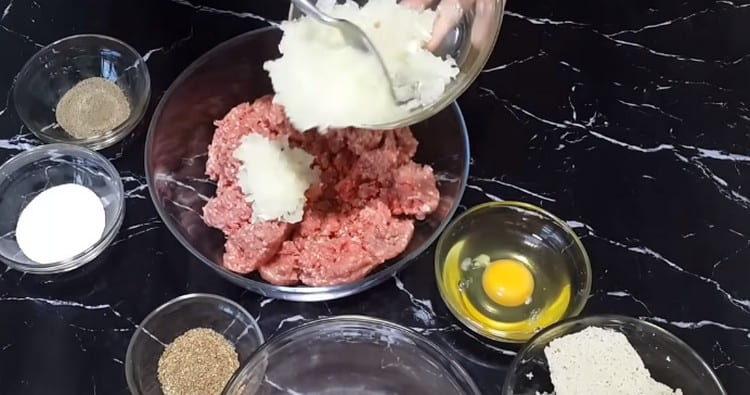 Aggiungi la cipolla tritata alla carne tritata.