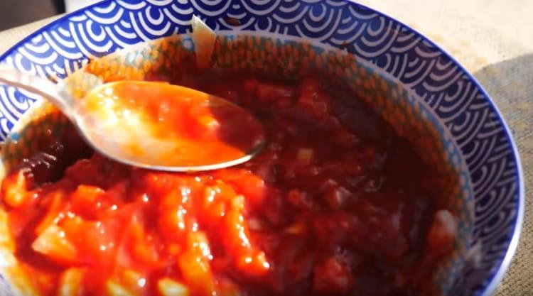 A un tale kebab, puoi servire la salsa di ketchup con le cipolle.