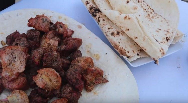 Gli spiedini cotti in tandoor sono morbidi, delicati e succosi.