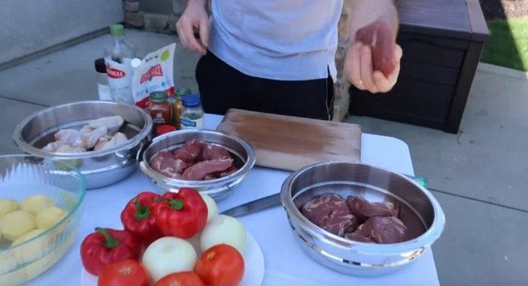 Cucineremo ali di pollo, agnello e maiale.