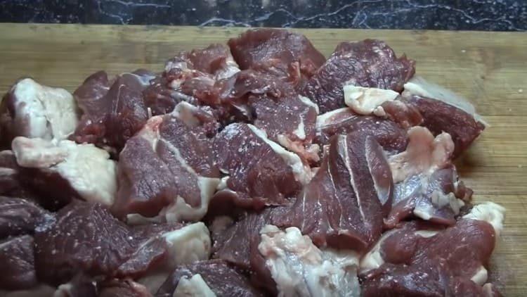 tagliare l'agnello a pezzi.