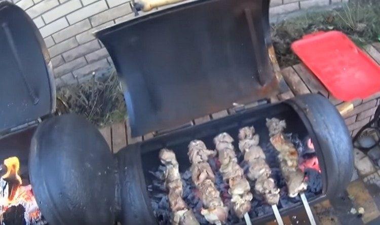 Cucinare il barbecue alla griglia.