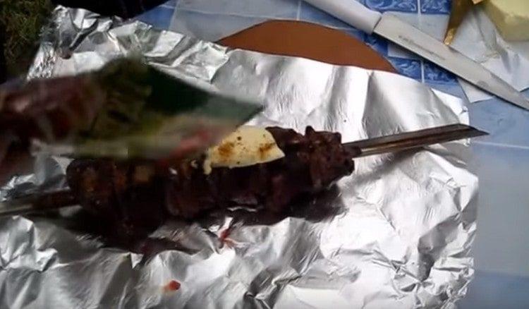 Cospargere il condimento di kebab.