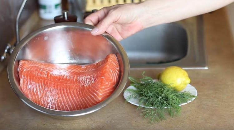 Laviamo il filetto di salmone.