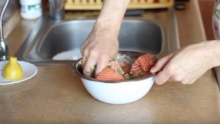 Mescolare i pezzi di pesce con la marinata.