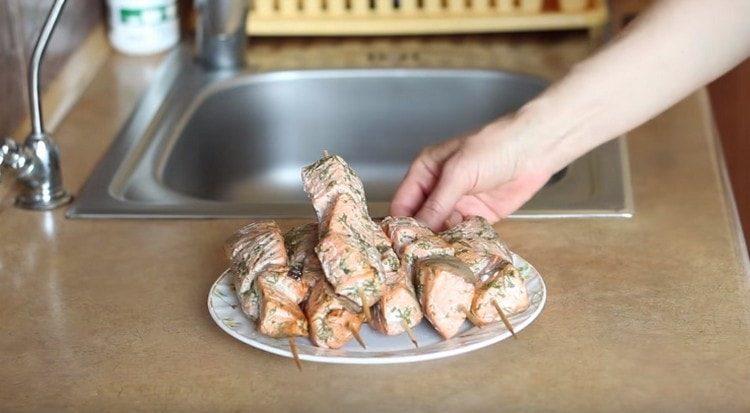 Il delizioso kebab di salmone è pronto.