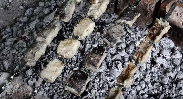 Cucinare barbecue da pesce gatto alla griglia.