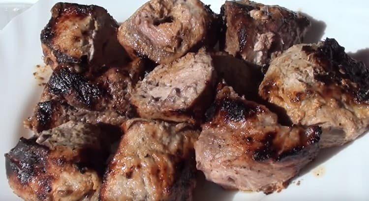 Il kebab di maiale Kefir secondo questa ricetta è morbido e succoso.