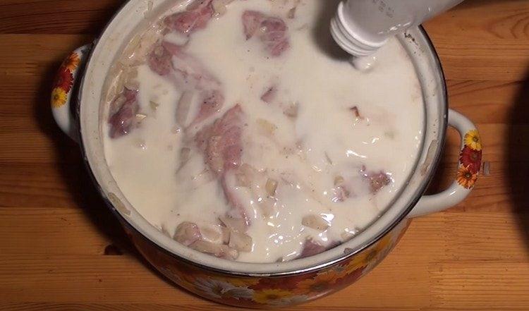 Aggiungi kefir e mescola di nuovo.