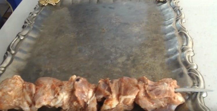 Mettiamo la carne sugli spiedini.