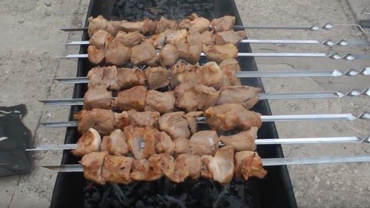 Cucinare il barbecue alla griglia.