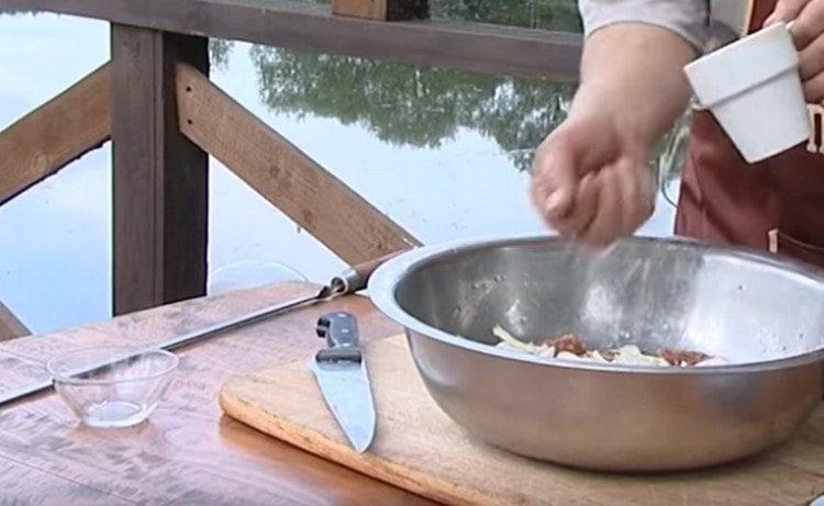 Aggiungi olio vegetale e acqua alla carne.