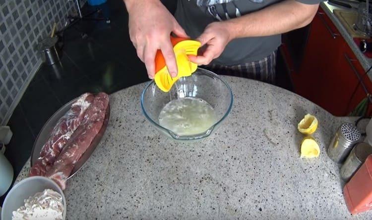 Aggiungi il succo di limone alla cipolla.