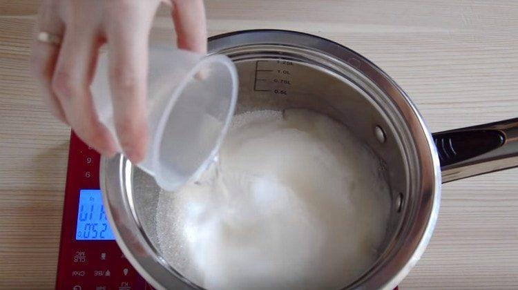 Aggiungi acqua allo zucchero.