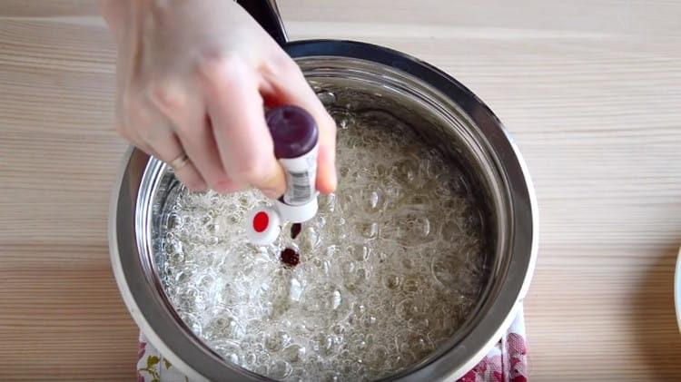 Rimuovi lo sciroppo dal fuoco e aggiungi colorante alimentare.