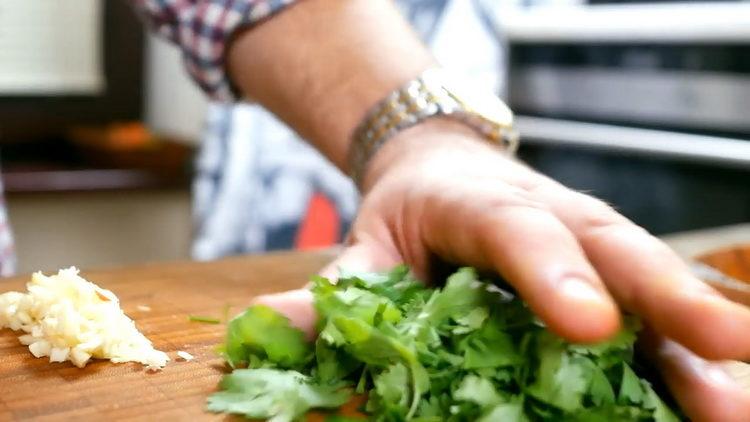 Per cucinare, tagliare il coriandolo