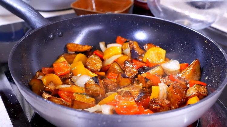 Melanzane in salsa agrodolce secondo una ricetta graduale con foto