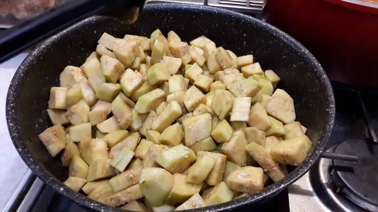 metti le melanzane in una padella