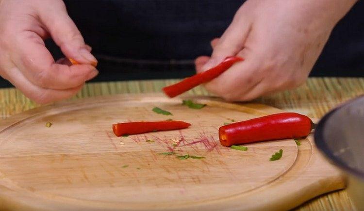 Anche il peperoncino deve essere passato attraverso il tritacarne.