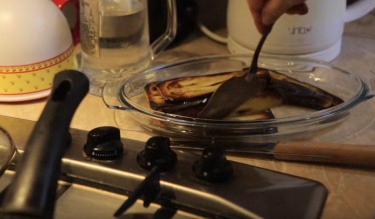 Metti le melanzane fritte su un piatto.