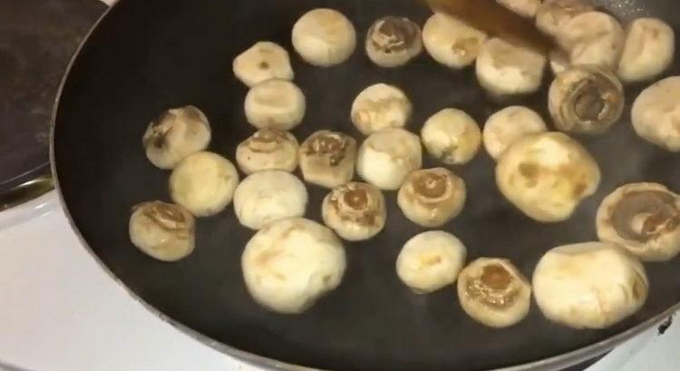 Tagliare i funghi per cucinare