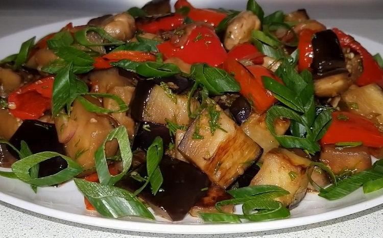 L'insalata di melanzane con funghi è pronta