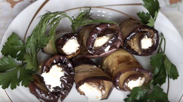 Melanzane salate con formaggio e aglio pronti.