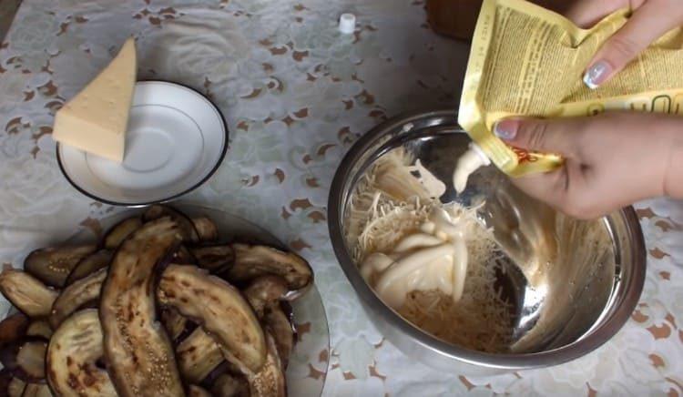 Aggiungi la maionese al formaggio con l'aglio.