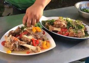 Agnello con verdure in un calderone secondo una ricetta graduale con una foto