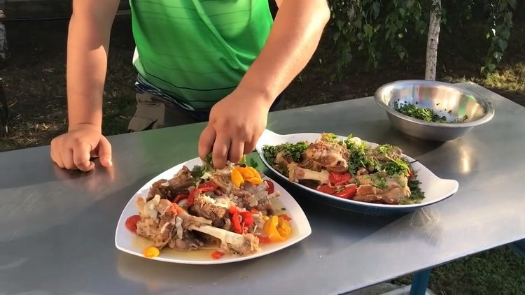 l'agnello con le verdure in un calderone è pronto