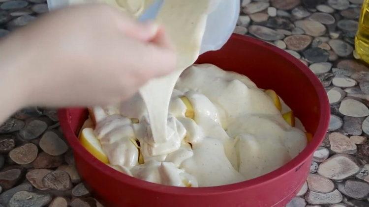 Metti gli ingredienti nella padella per preparare il piatto.