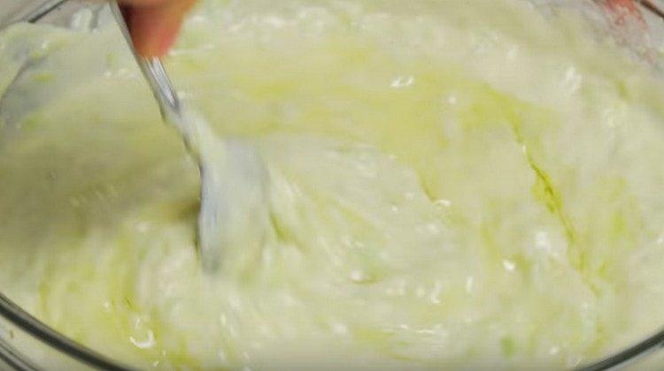 Aggiungi olio vegetale e lievito in polvere all'impasto.