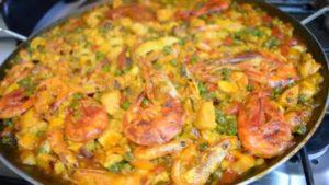 Paella spagnola con frutti di mare