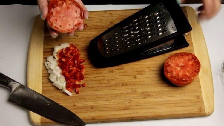 Prepara gli ingredienti per cucinare.