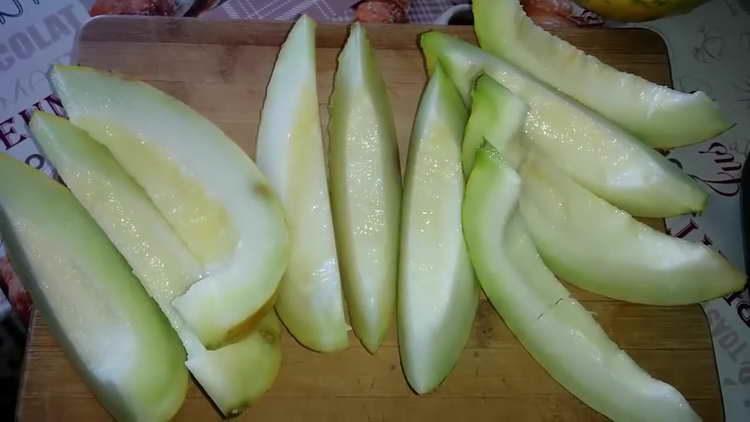 gupitin ang melon sa hiwa