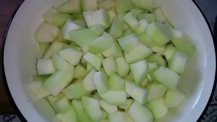 gupitin ang melon sa mga cube