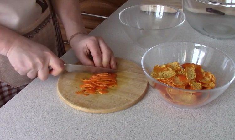 Prepara gli ingredienti per cucinare.