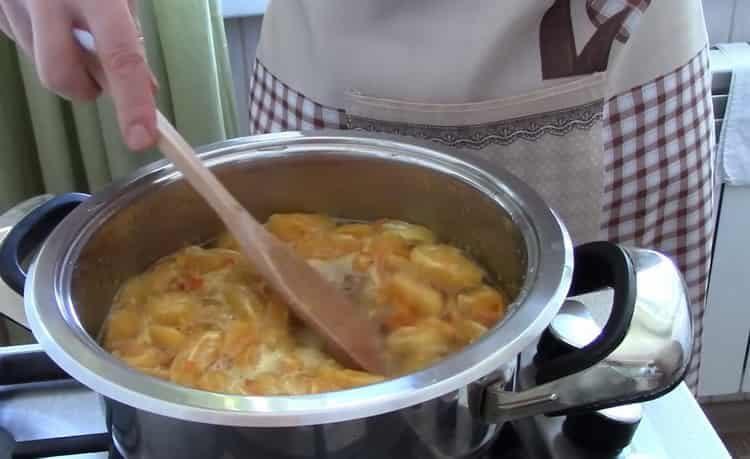 Prepara gli ingredienti per cucinare.