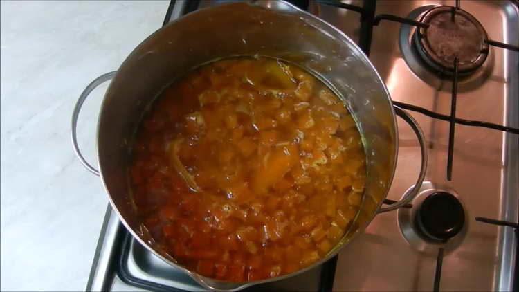 cuocere la marmellata sul fuoco