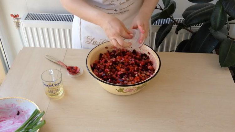 Mescola gli ingredienti per fare un'insalata.