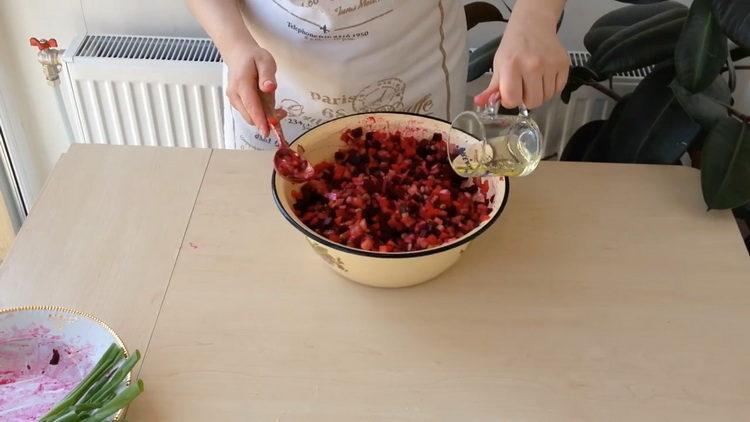 Per preparare l'insalata, aggiungi l'olio