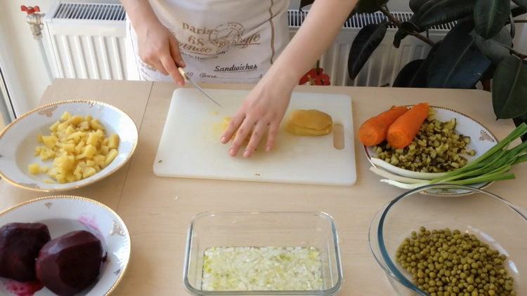 Per preparare un'insalata, prepara gli ingredienti