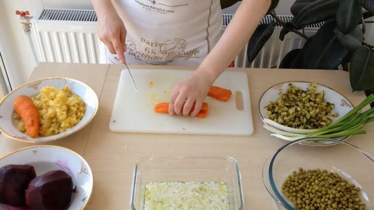 Per preparare un'insalata, trita le carote