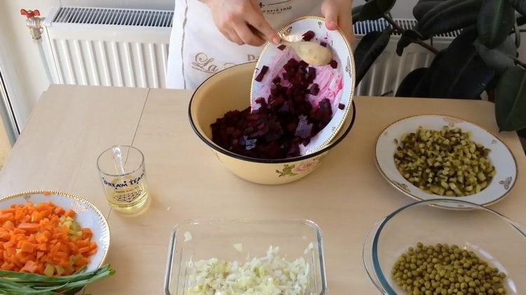 Per preparare un'insalata, tagliare le barbabietole