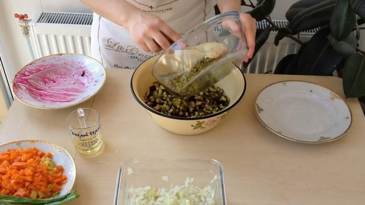 Aggiungi i piselli per fare un'insalata