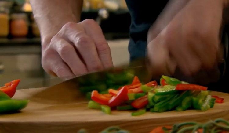 Prepara gli ingredienti per cucinare.