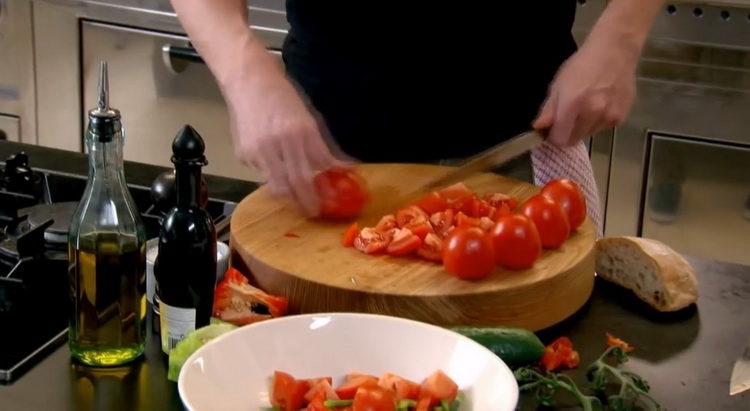 Per cucinare, tagliare i pomodori