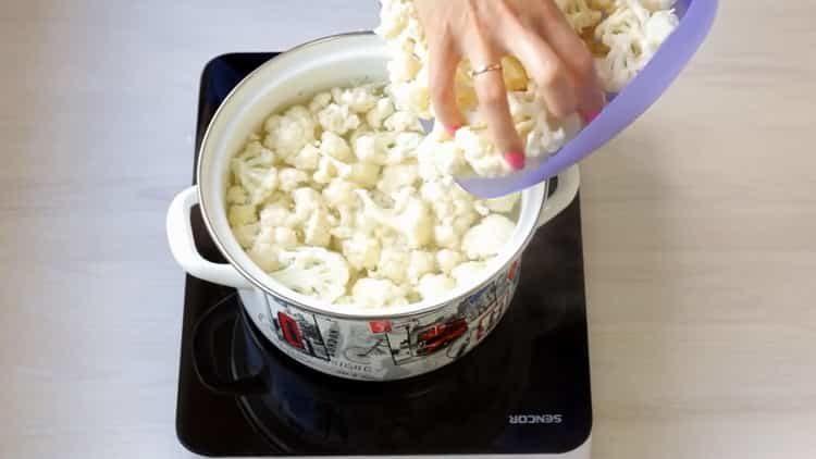 Prepara gli ingredienti per cucinare.