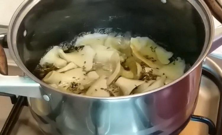 Mescola gli ingredienti per cucinare.